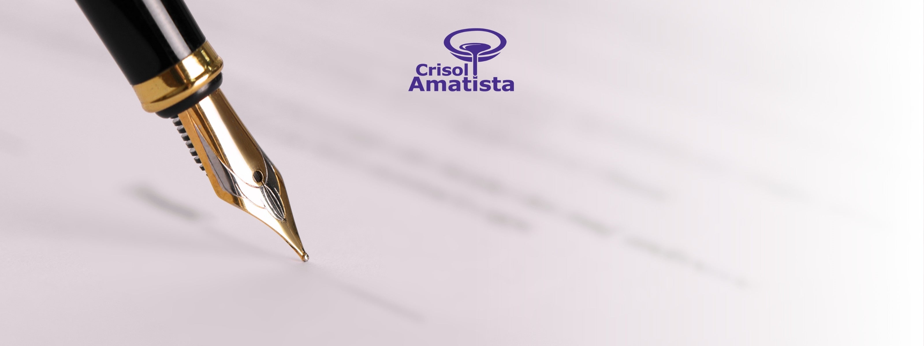 A close-up of a sleek black and gold fountain pen poised above a softly blurred document, evoking a sense of professionalism, commitment, and elegance. The delicate details of the pen’s nib are highlighted against the smooth, light-toned background. Above, the logo "Crisol Amatista" in deep amethyst hues adds a refined touch, reinforcing a theme of sophistication and purpose.